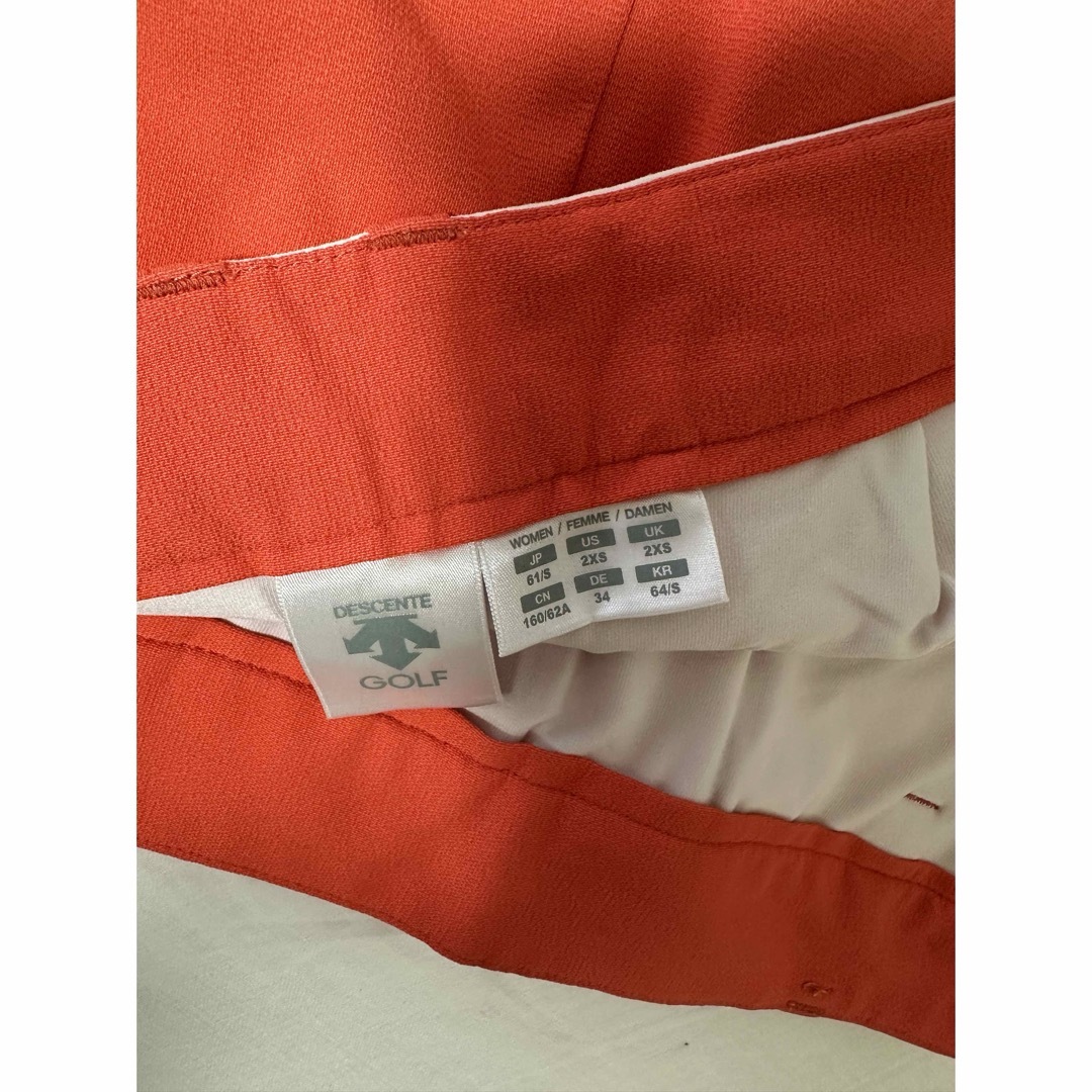 DESCENTE(デサント)のデザントゴルフ　オレンジスカート　美品　Sサイズ スポーツ/アウトドアのゴルフ(ウエア)の商品写真