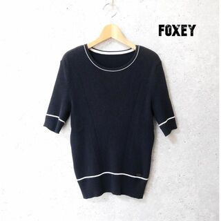 フォクシー(FOXEY)の美品 FOXEY ラウンドネック プレートロゴ 五分袖 リブニット セーター(ニット/セーター)