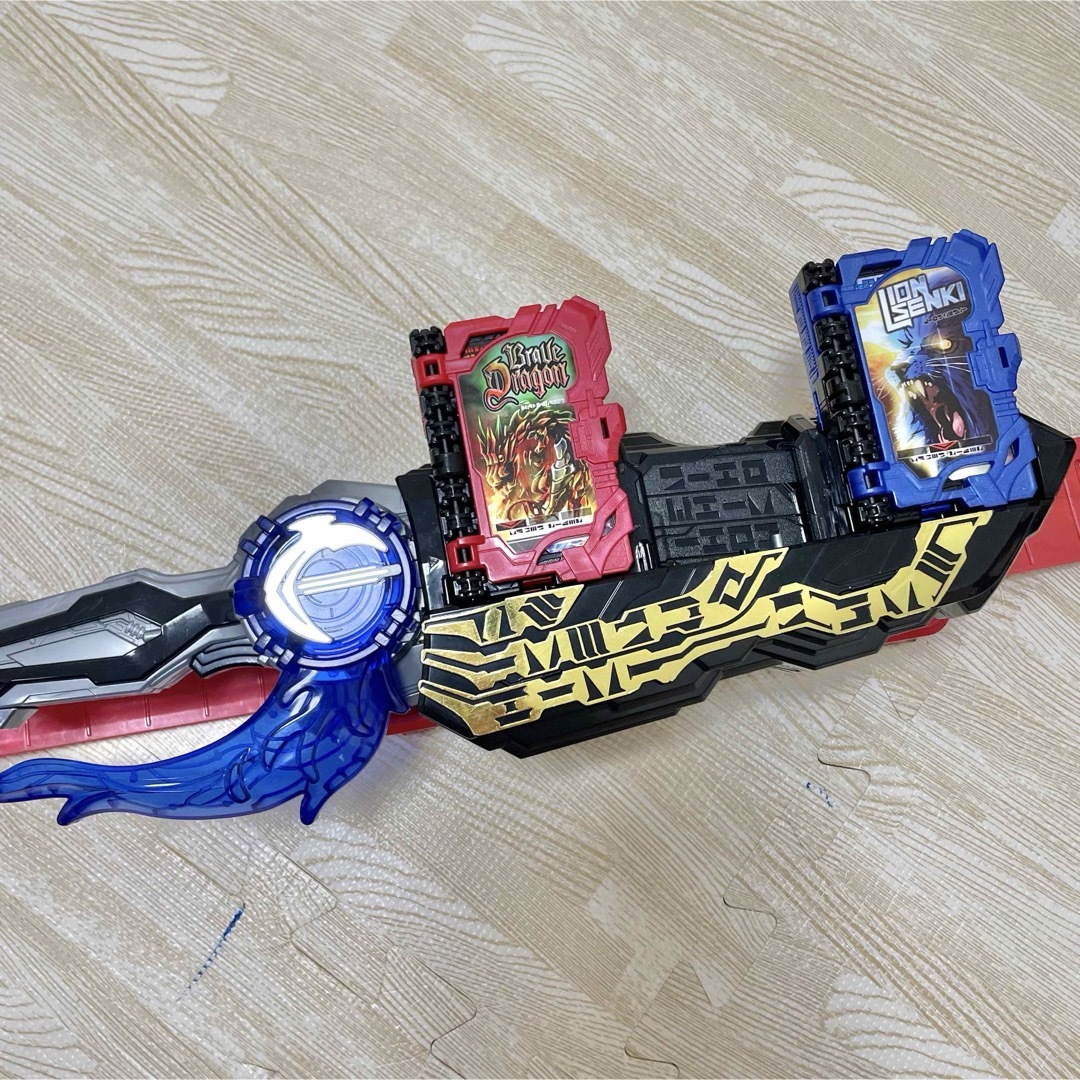 仮面ライダーセイバー 変身ベルト DX聖剣ソードライバー&水勢剣流水エンブレム エンタメ/ホビーのおもちゃ/ぬいぐるみ(キャラクターグッズ)の商品写真