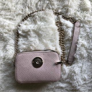 ゲス(GUESS)のGUESS ゲス　カメラバッグ　ショルダーバッグ　チェーンベルト　美品(ショルダーバッグ)