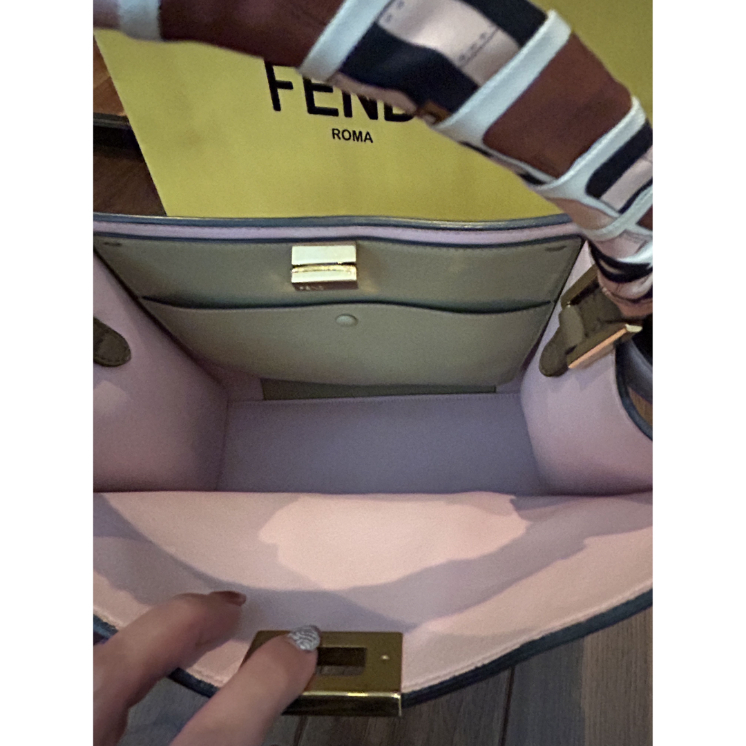 FENDI(フェンディ)のFENDIピーカーブーエクストラライト　ミディアム レディースのバッグ(ハンドバッグ)の商品写真