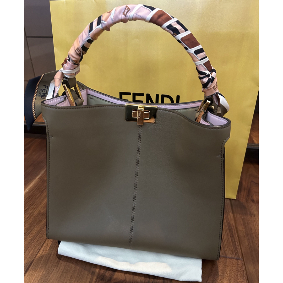 FENDI(フェンディ)のFENDIピーカーブーエクストラライト　ミディアム レディースのバッグ(ハンドバッグ)の商品写真