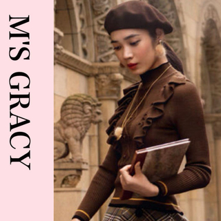 エムズグレイシー(M'S GRACY)の美品　エムズグレイシー　ハイネック　フリル　リブ　ニット　ブラウン　38サイズ(ニット/セーター)