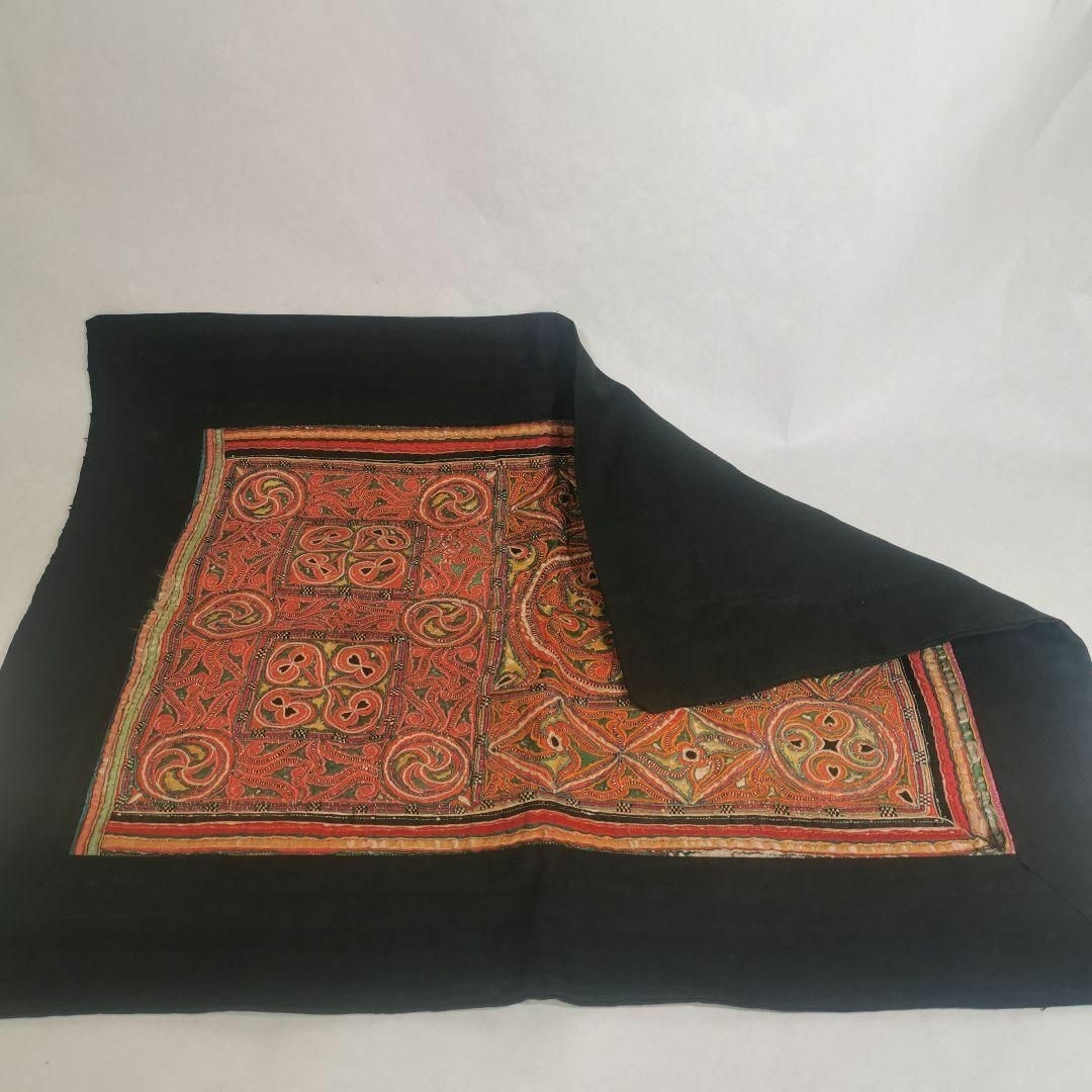 中国貴州省 ミャオ族 手刺繍 古布 藍染手つむぎ綿の縁布 希少 中国貴州省 ミャオ族 手刺繍 古布 藍染手つむぎ綿の縁布 希少