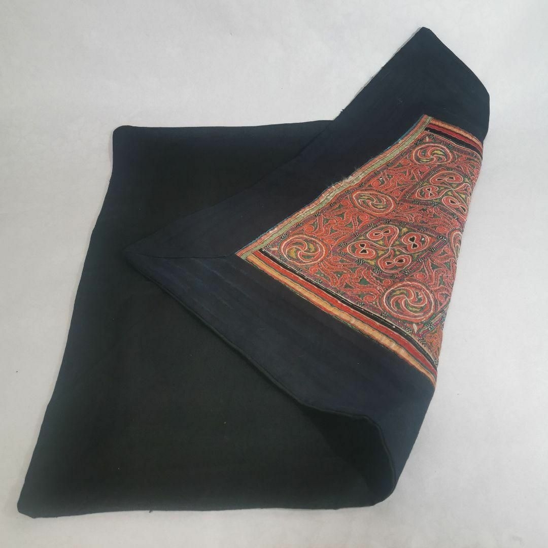 中国貴州省 ミャオ族 手刺繍 古布 藍染手つむぎ綿の縁布 希少 中国貴州省 ミャオ族 手刺繍 古布 藍染手つむぎ綿の縁布 希少
