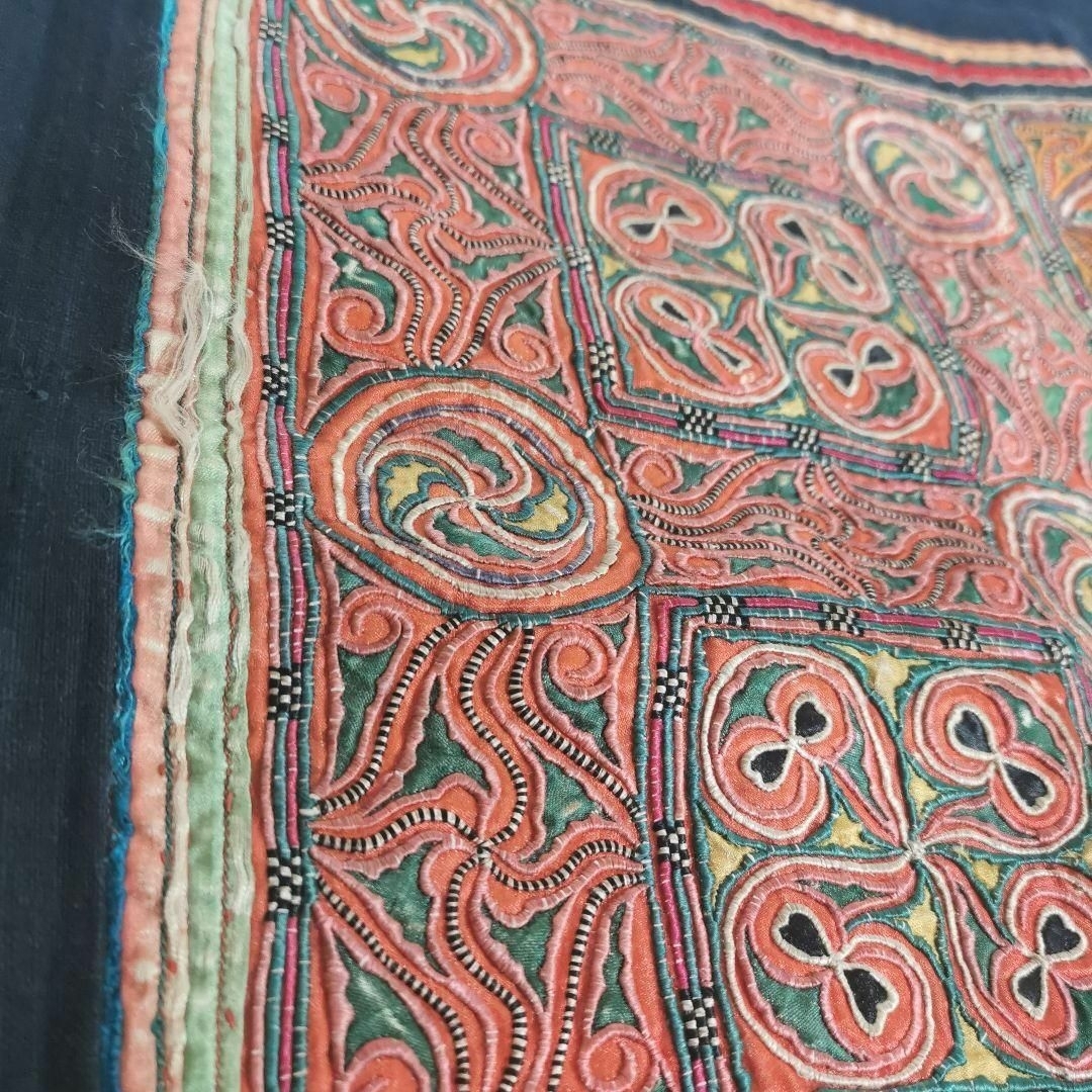 中国貴州省 ミャオ族 手刺繍 古布 藍染手つむぎ綿の縁布 希少 中国貴州省 ミャオ族 手刺繍 古布 藍染手つむぎ綿の縁布 希少