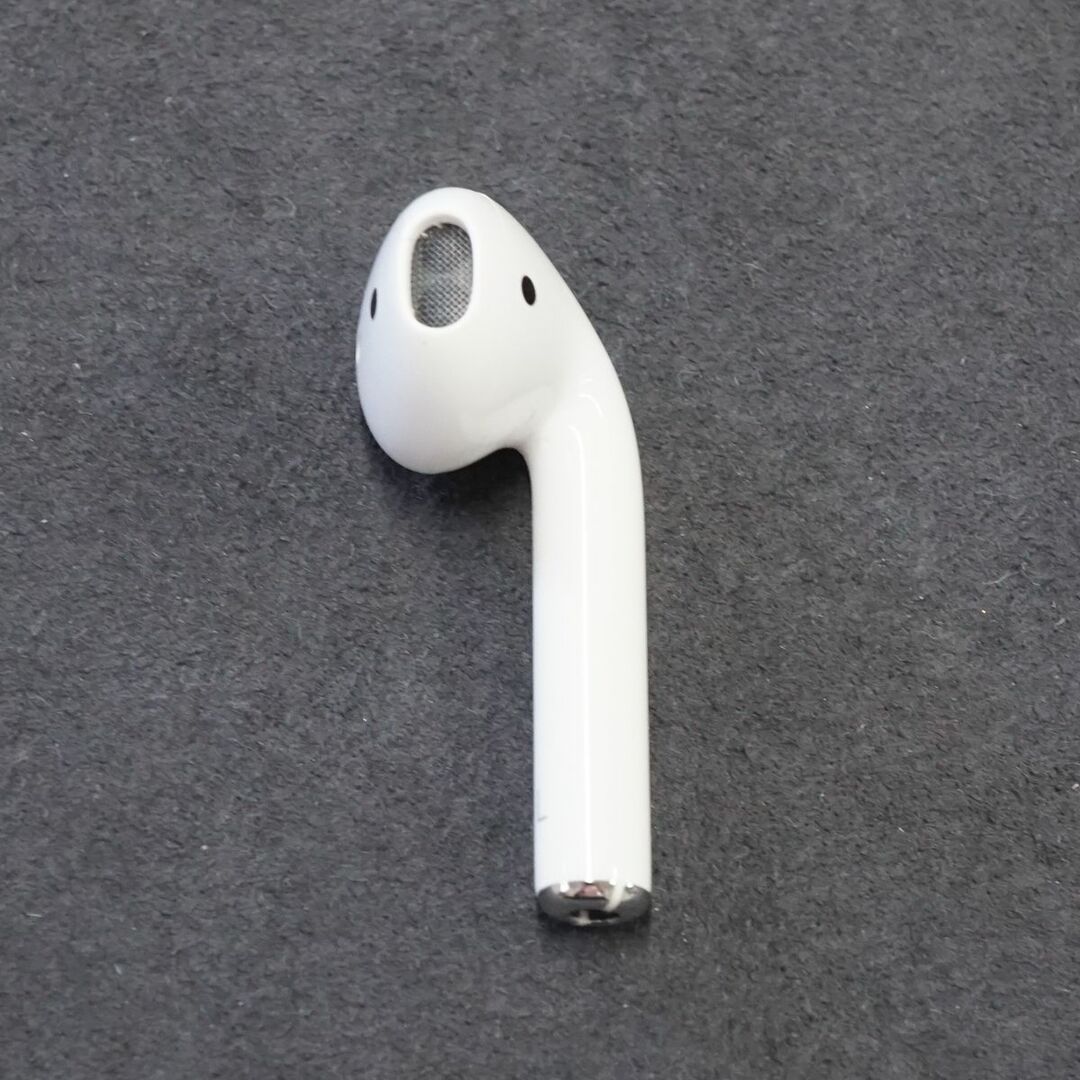 Apple(アップル)のApple AirPods エアーポッズ USED美品 左イヤホンのみ L 片耳 A2031 第二世代 正規品 MV7N2J/A 完動品 中古 V9361 スマホ/家電/カメラのオーディオ機器(ヘッドフォン/イヤフォン)の商品写真