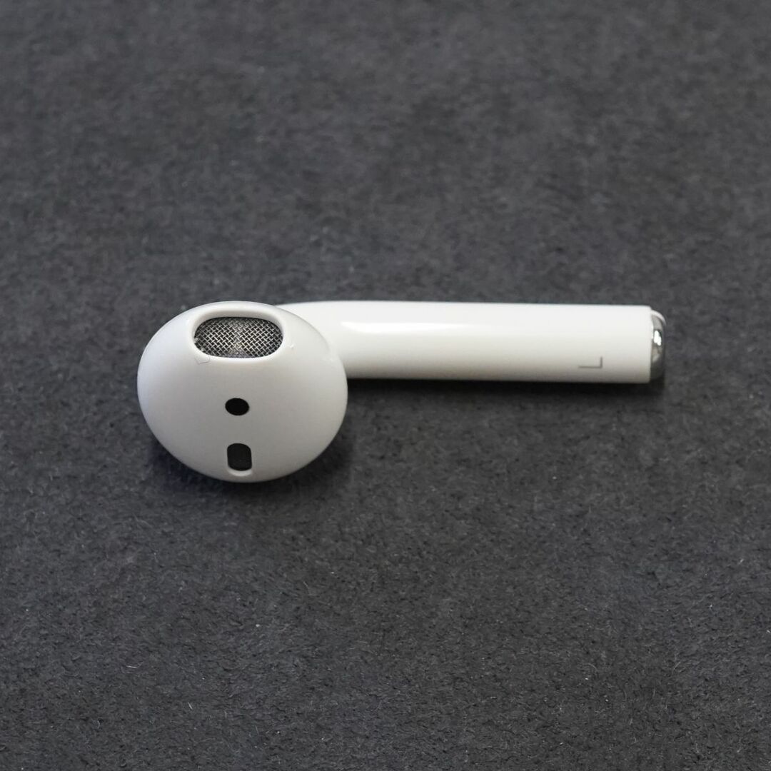 Apple(アップル)のApple AirPods エアーポッズ USED美品 左イヤホンのみ L 片耳 A2031 第二世代 正規品 MV7N2J/A 完動品 中古 V9361 スマホ/家電/カメラのオーディオ機器(ヘッドフォン/イヤフォン)の商品写真