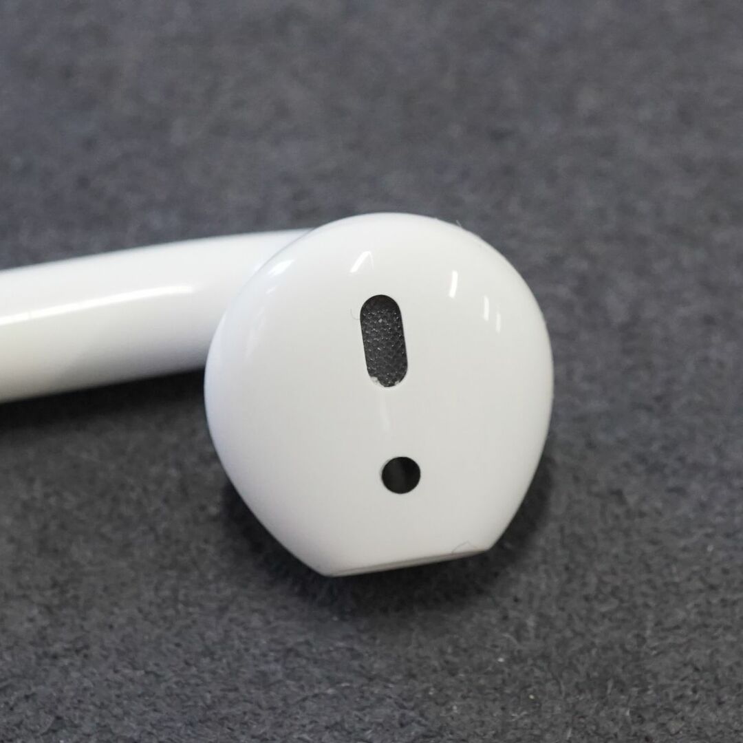 Apple(アップル)のApple AirPods エアーポッズ USED美品 左イヤホンのみ L 片耳 A2031 第二世代 正規品 MV7N2J/A 完動品 中古 V9361 スマホ/家電/カメラのオーディオ機器(ヘッドフォン/イヤフォン)の商品写真