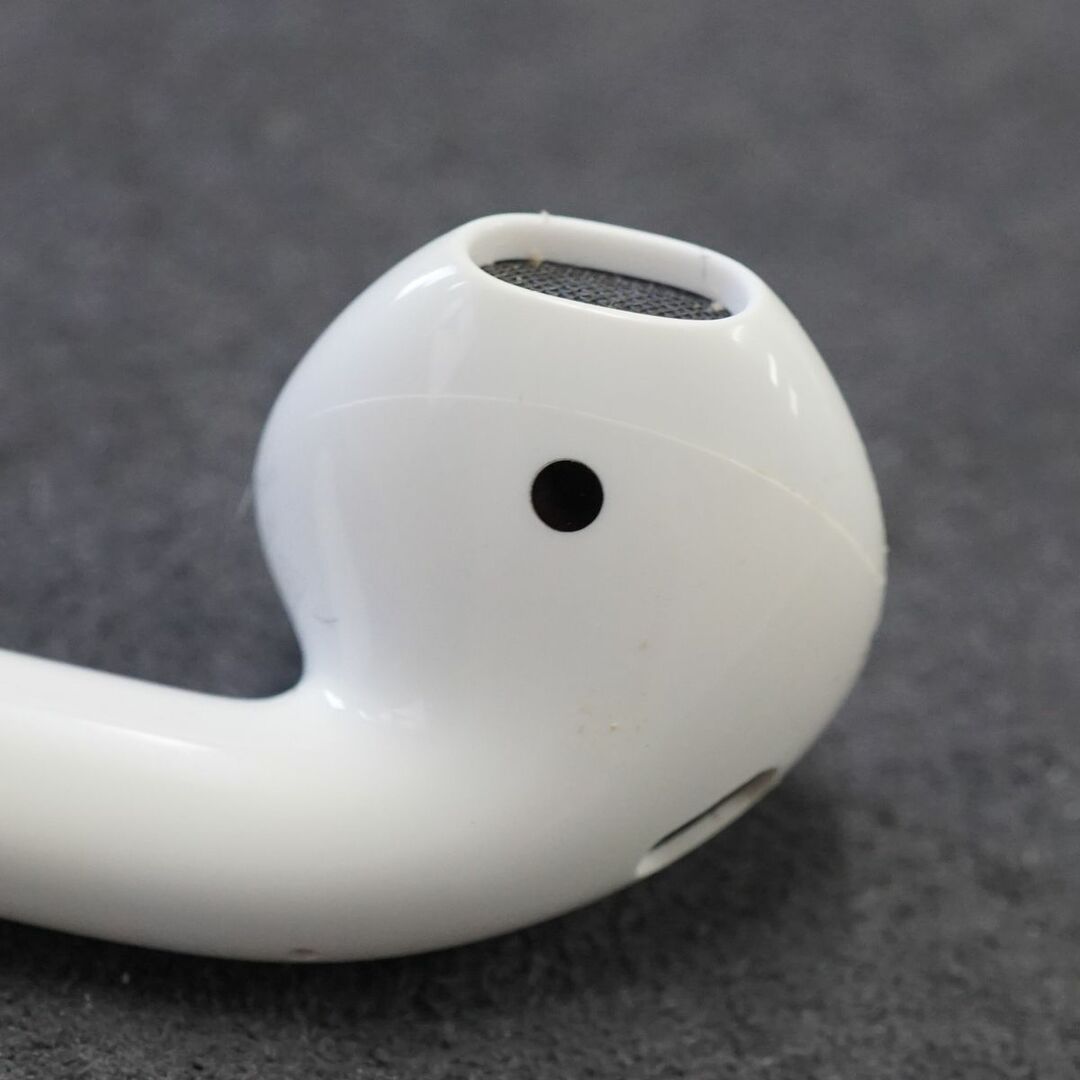 Apple(アップル)のApple AirPods エアーポッズ USED美品 左イヤホンのみ L 片耳 A2031 第二世代 正規品 MV7N2J/A 完動品 中古 V9361 スマホ/家電/カメラのオーディオ機器(ヘッドフォン/イヤフォン)の商品写真