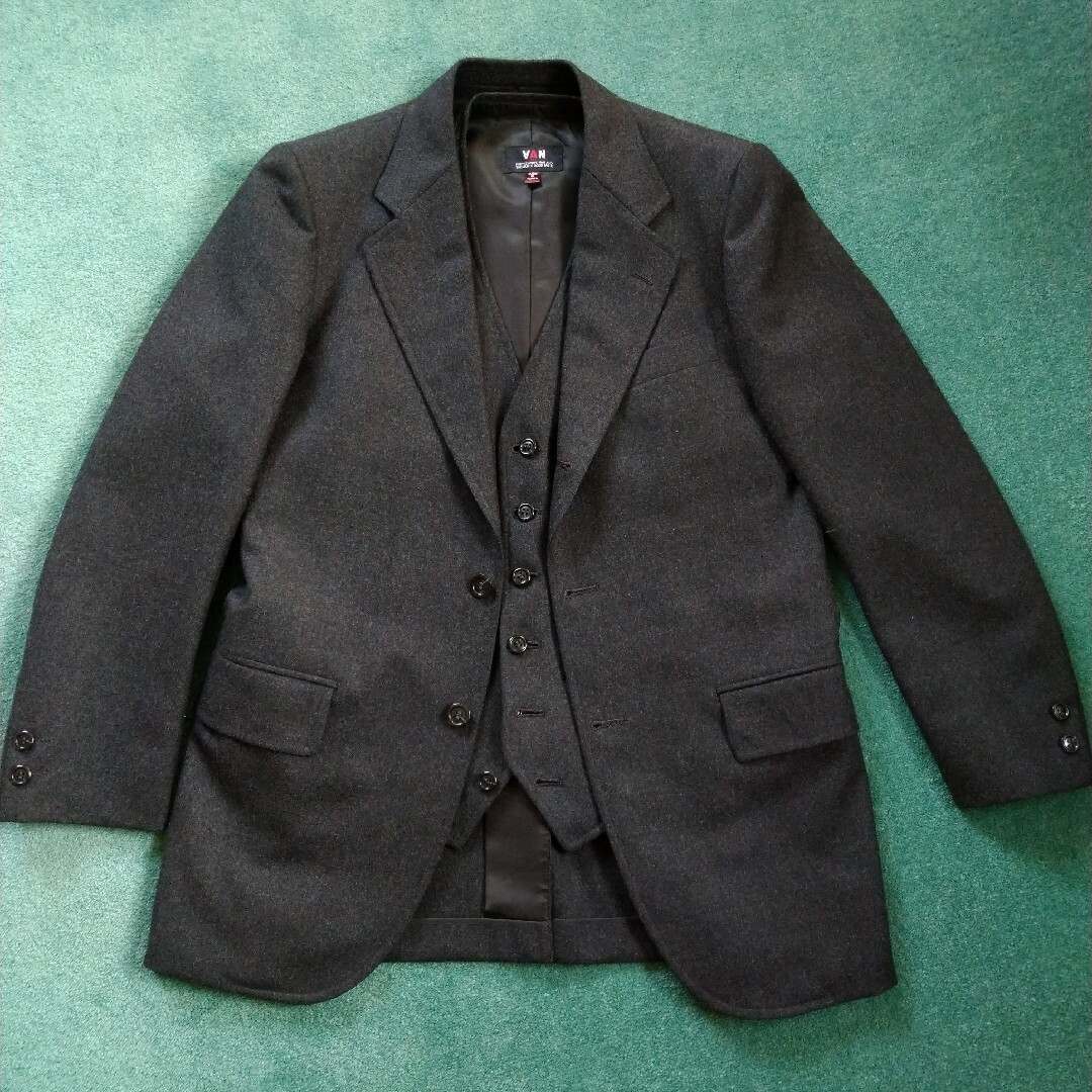 VAN Jacket(ヴァンヂャケット)の超美品　VAN スリーピース段返り　１度のみ使用　チャコールG  サキソニー メンズのスーツ(セットアップ)の商品写真