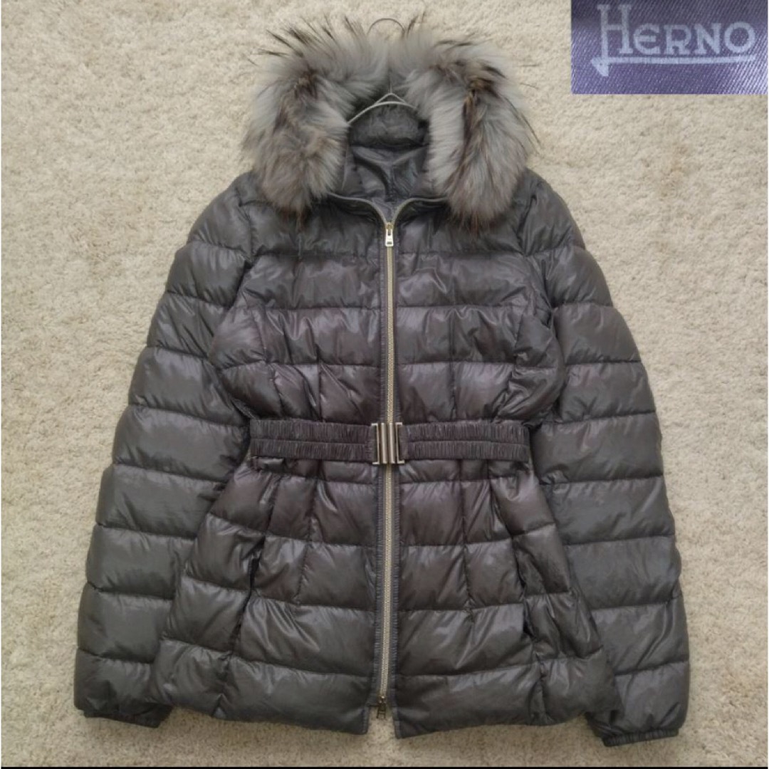 HERNO(ヘルノ)のヘルノ　ダウン　ブランド　アウター　コート　ファー　ベルト レディースのジャケット/アウター(ダウンジャケット)の商品写真
