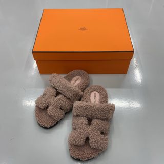 エルメス(Hermes)の【HERMES エルメス】【22AW Woolskin Chypre Sandals シプレ ボアフラットサンダル もこもこ ベルクロストラップ ピンクベージュ 国内正規品】(サンダル)