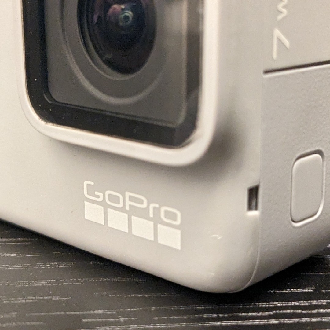 GoPro(ゴープロ)のGopro HERO7 WHITE(付属品も) スマホ/家電/カメラのカメラ(コンパクトデジタルカメラ)の商品写真