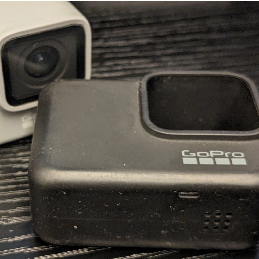 GoPro(ゴープロ)のGopro HERO7 WHITE(付属品も) スマホ/家電/カメラのカメラ(コンパクトデジタルカメラ)の商品写真