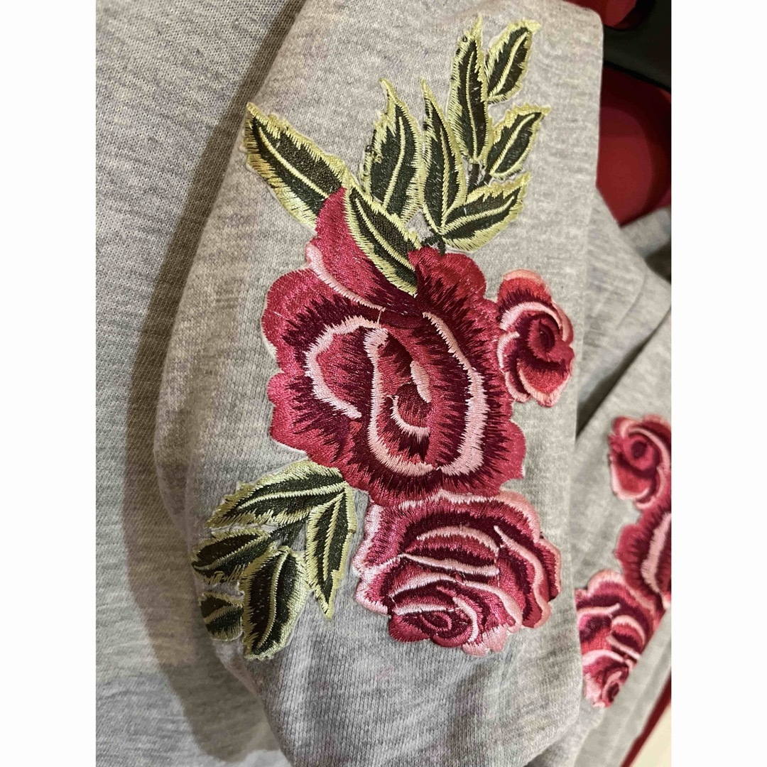 Bershka(ベルシュカ)のBershkaベルシュカ　高級刺繍薔薇ショート丈スウェット　灰　U.S.Mサイズ レディースのトップス(パーカー)の商品写真