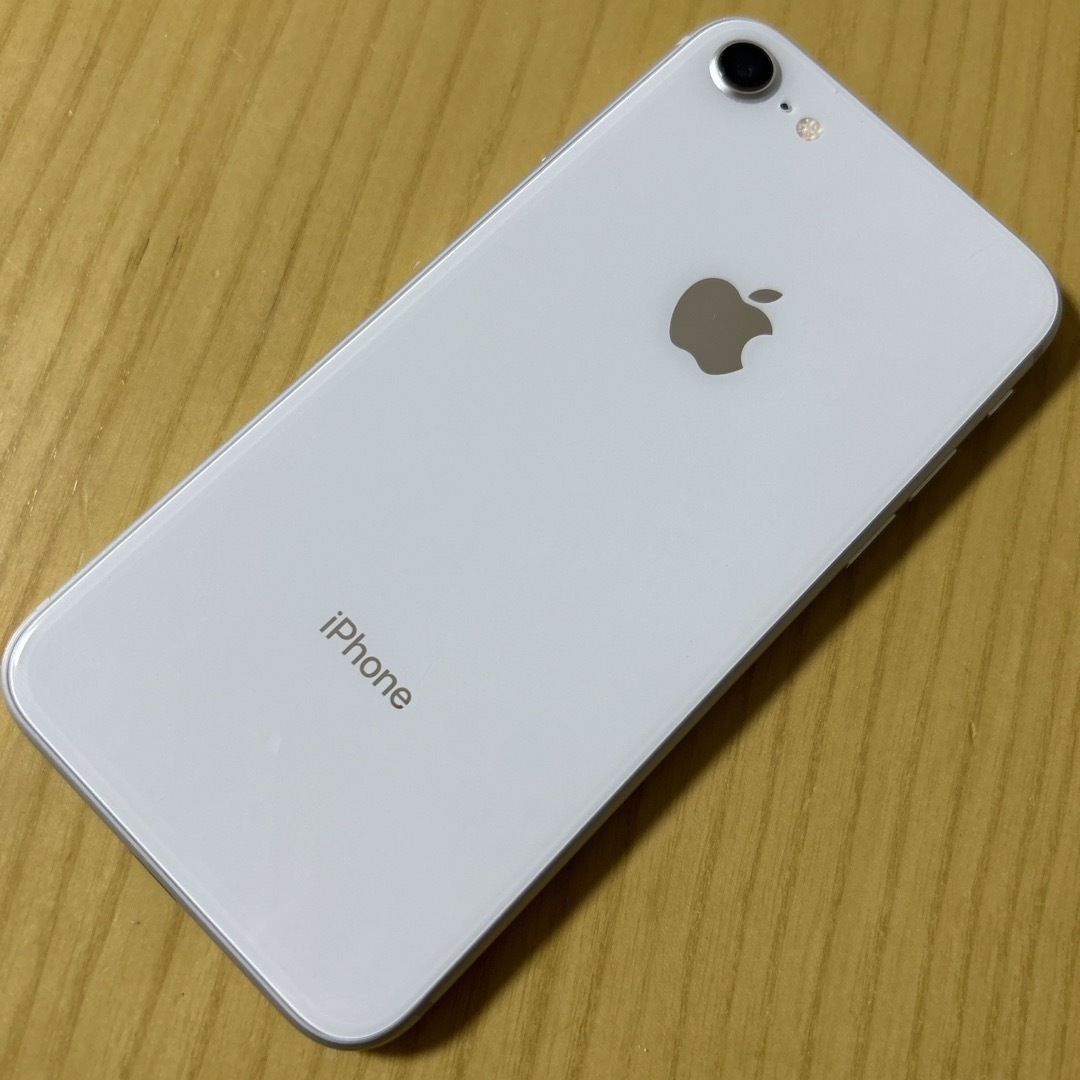 iPhone(アイフォーン)のApple iphone8 本体　64GB シルバー　SIMフリー　スマホ スマホ/家電/カメラのスマートフォン/携帯電話(スマートフォン本体)の商品写真