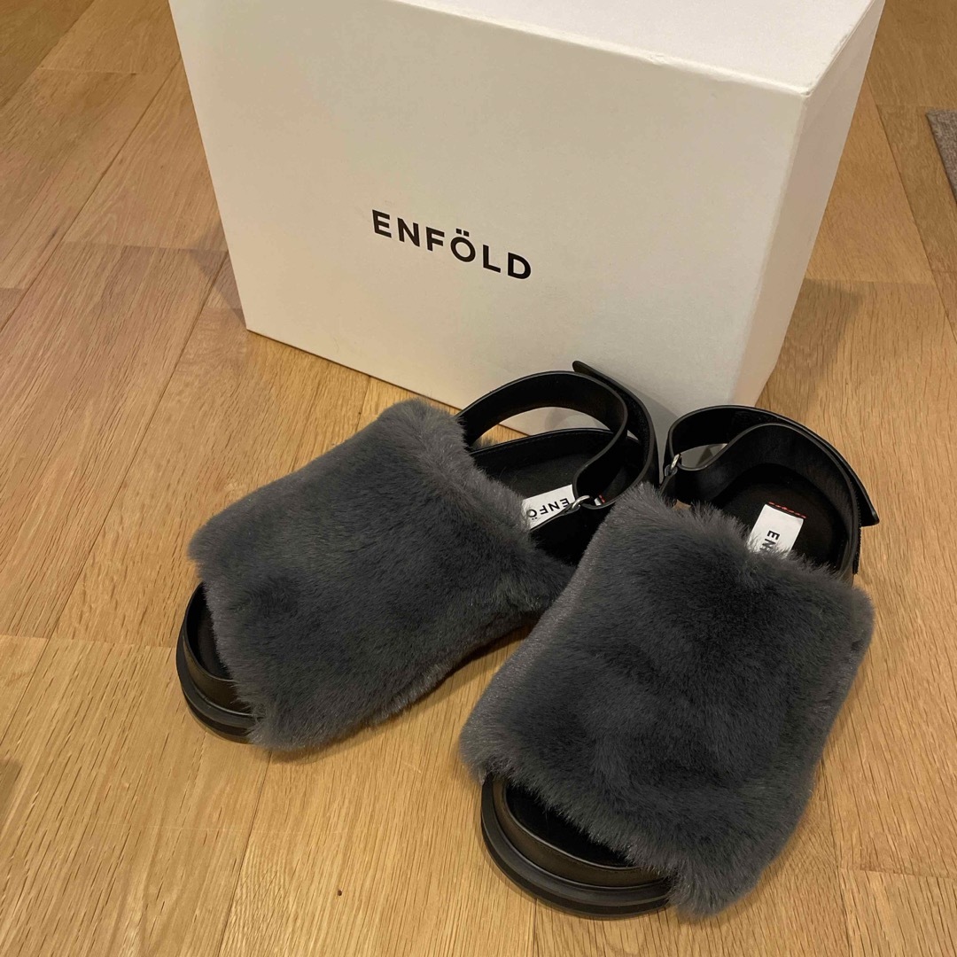 ENFOLD(エンフォルド)のエンフォルド　ファーサンダル　新品 レディースの靴/シューズ(サンダル)の商品写真