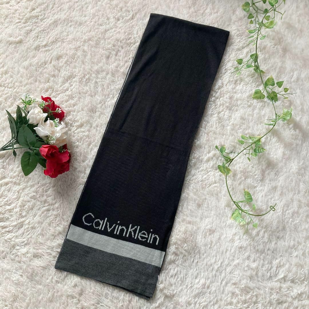 Calvin Klein(カルバンクライン)のCalvin Klein　ロゴ入りマフラー　黒　グレー　メンズ　ユニセックス メンズのファッション小物(マフラー)の商品写真