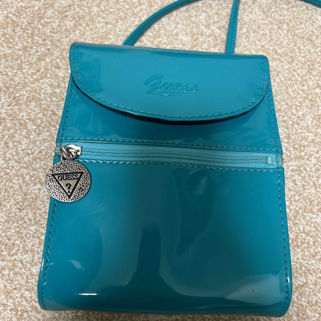 GUESS(ゲス)の★新品未使用★  guess ミニショルダーバッグ　エナメルグリーン レディースのバッグ(ショルダーバッグ)の商品写真