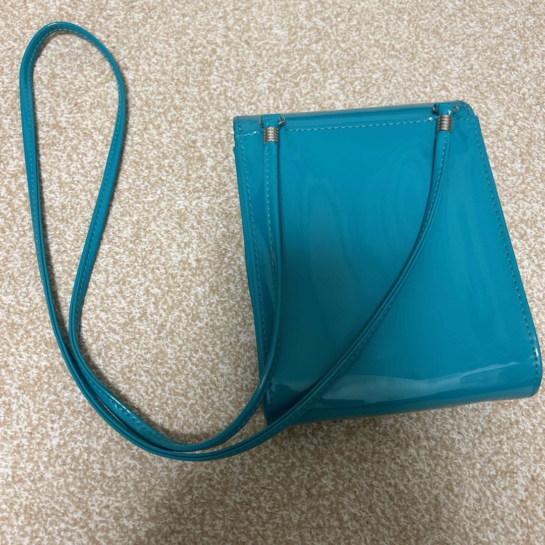 GUESS(ゲス)の★新品未使用★  guess ミニショルダーバッグ　エナメルグリーン レディースのバッグ(ショルダーバッグ)の商品写真