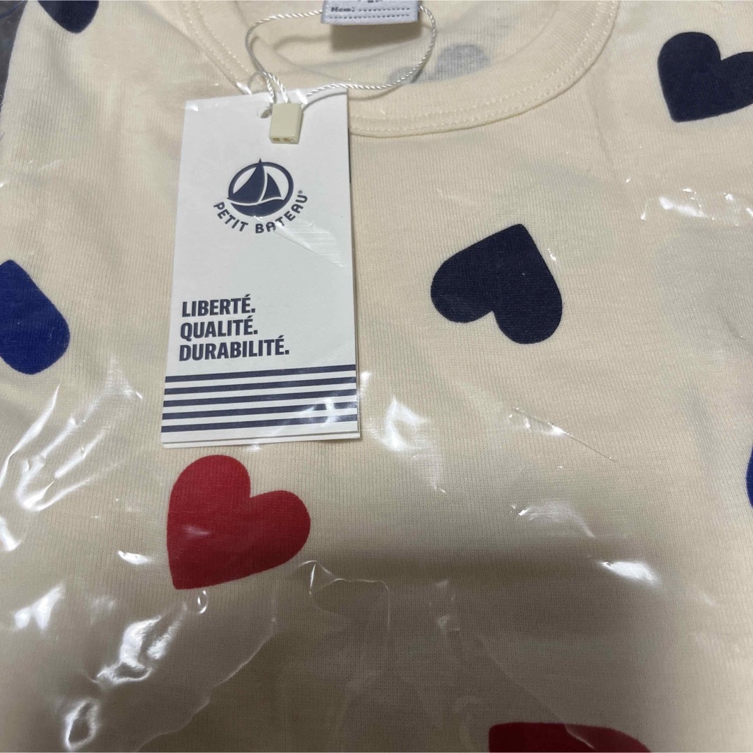 PETIT BATEAU(プチバトー)の新品　プチバトー　PETIT BATEAU  マルチハート　パジャマ　5ans キッズ/ベビー/マタニティのキッズ服女の子用(90cm~)(パジャマ)の商品写真