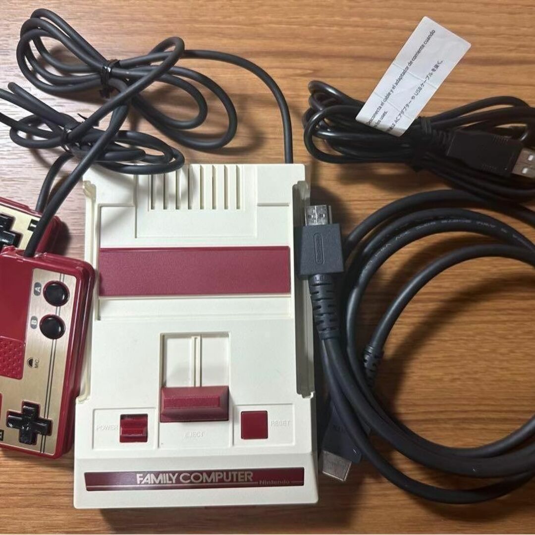 任天堂(ニンテンドウ)の任天堂　クラシックミニ ファミリーコンピュータ　本体　CLV-101 エンタメ/ホビーのゲームソフト/ゲーム機本体(家庭用ゲーム機本体)の商品写真