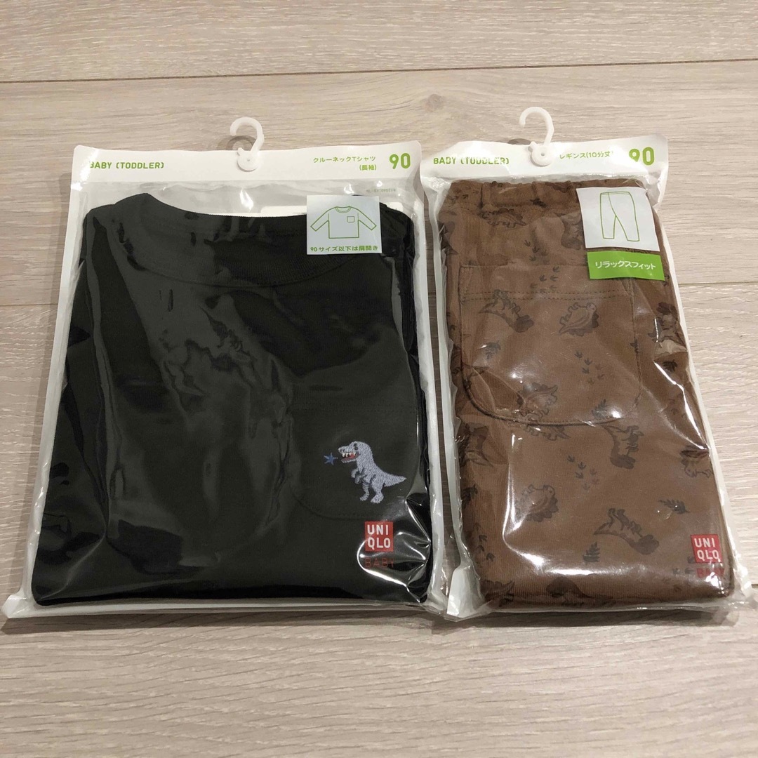 UNIQLO(ユニクロ)のユニクロ　クルーネックTシャツ　レギンス　恐竜柄　90サイズ キッズ/ベビー/マタニティのキッズ服女の子用(90cm~)(Tシャツ/カットソー)の商品写真