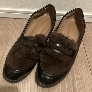 ファー付きローファー　ブラック×ブラウン　23.0(ローファー/革靴)