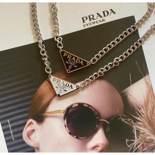 プラダ(PRADA)の新品未使用！PRADAネックレス☆ロゴプレート トライアングル☆白 プラダ♡(ネックレス)