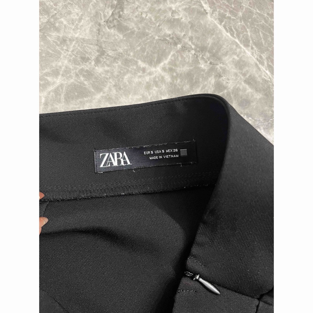 ZARAゴールド金具付きミニスカートS黒 レディースのスカート(ミニスカート)の商品写真