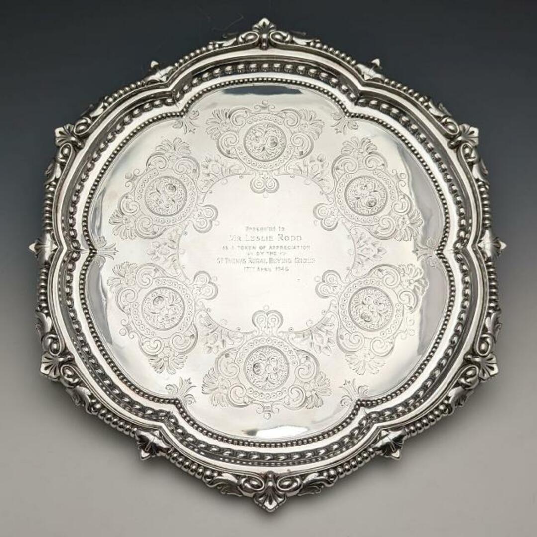 1903年 英国アンティーク 純銀製サルヴァ トレイ 直径32cm 824g GOLDSMITHS & SILVERSMITHS目立った傷や汚れのない美品機能