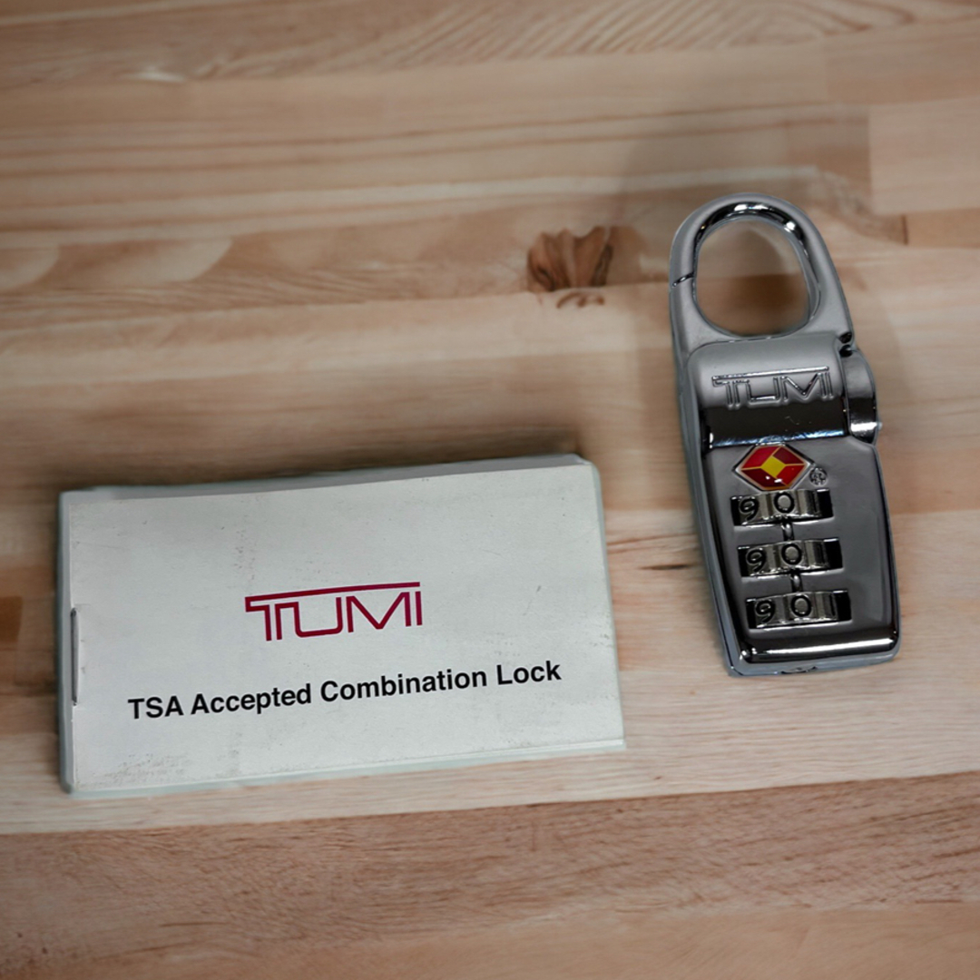 TUMI(トゥミ)のTUMi トゥミ　TSAロック　シルバー　スーツケース　キャリーバッグ　南京錠 インテリア/住まい/日用品の日用品/生活雑貨/旅行(旅行用品)の商品写真