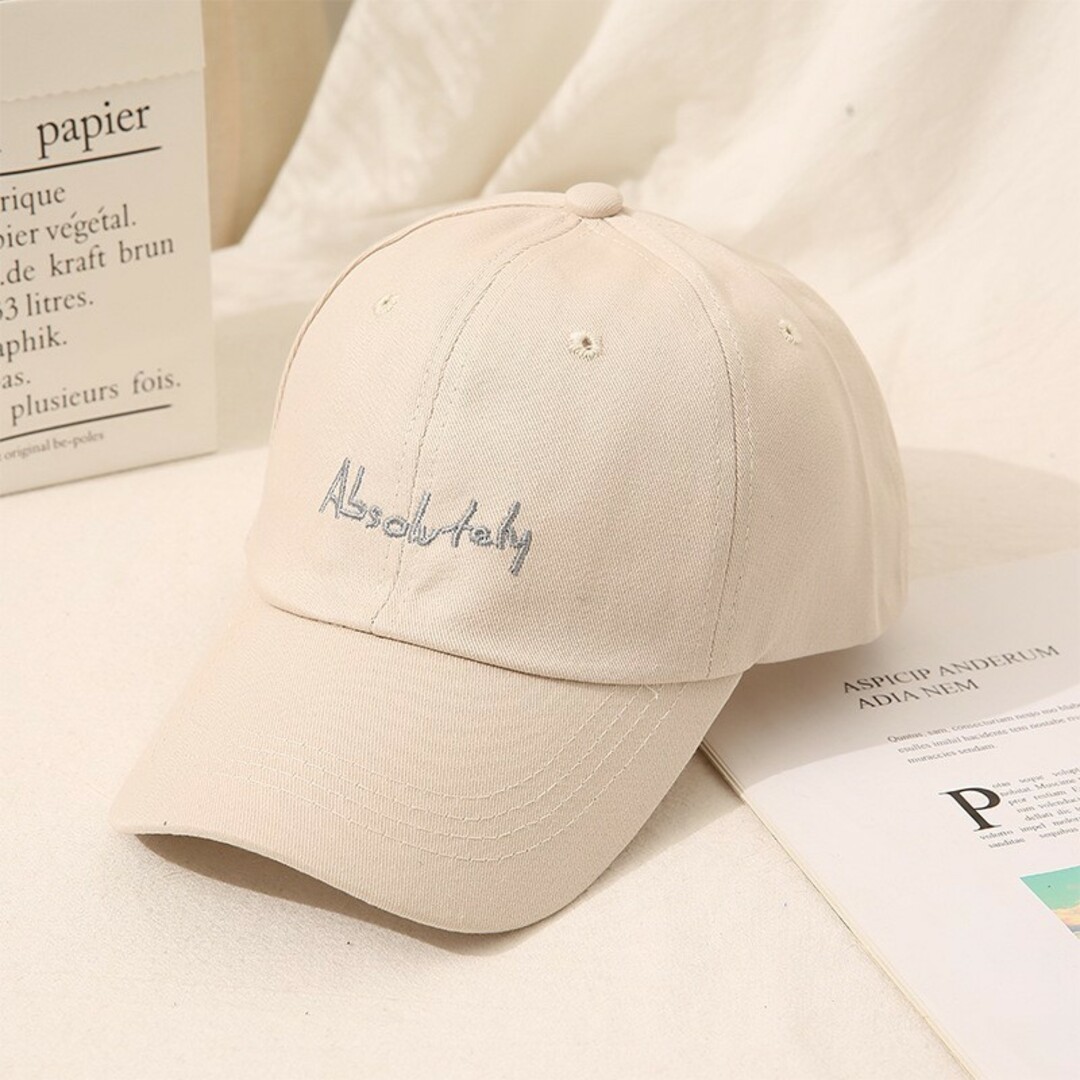 ライト ベージュ シンプル ロゴ  帽子 男女兼用  フリーサイズ  ハロウィン レディースの帽子(キャップ)の商品写真