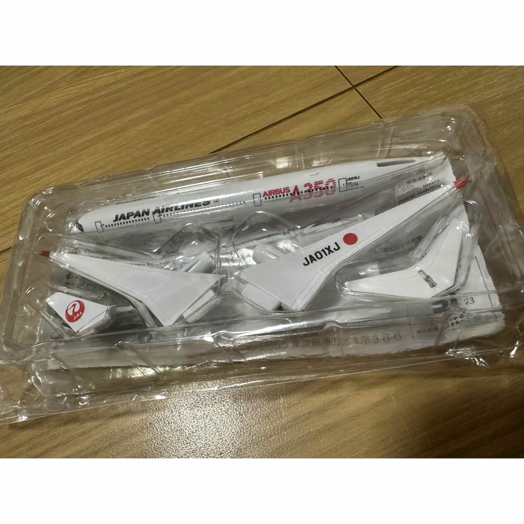 JAL(日本航空)(ジャル(ニホンコウクウ))のJAL飛行機プラモデル　と　子供用手袋　非売品 キッズ/ベビー/マタニティのおもちゃ(その他)の商品写真