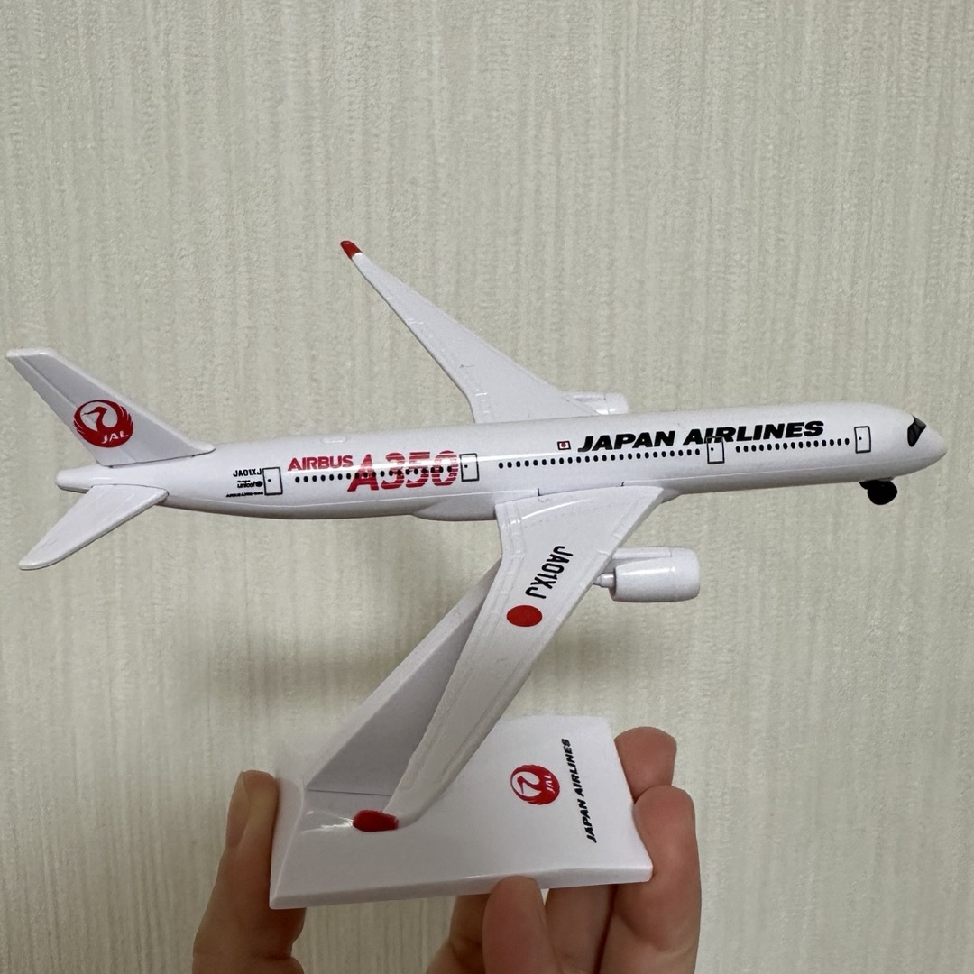 JAL(日本航空)(ジャル(ニホンコウクウ))のJAL飛行機プラモデル　と　子供用手袋　非売品 キッズ/ベビー/マタニティのおもちゃ(その他)の商品写真