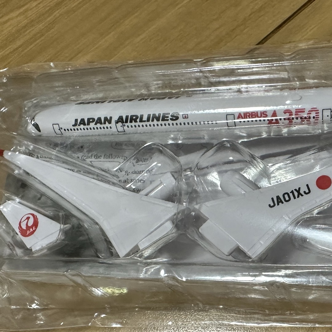 JAL(日本航空)(ジャル(ニホンコウクウ))のJAL飛行機プラモデル　と　子供用手袋　非売品 キッズ/ベビー/マタニティのおもちゃ(その他)の商品写真