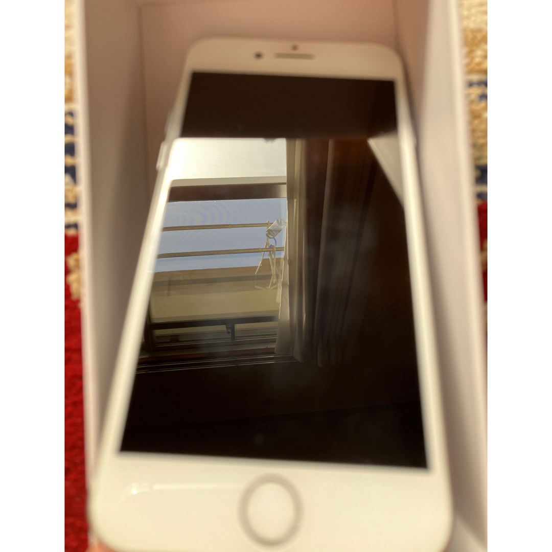 iPhone(アイフォーン)のiPhone8 64gb au iPhone スマホ/家電/カメラのスマートフォン/携帯電話(スマートフォン本体)の商品写真