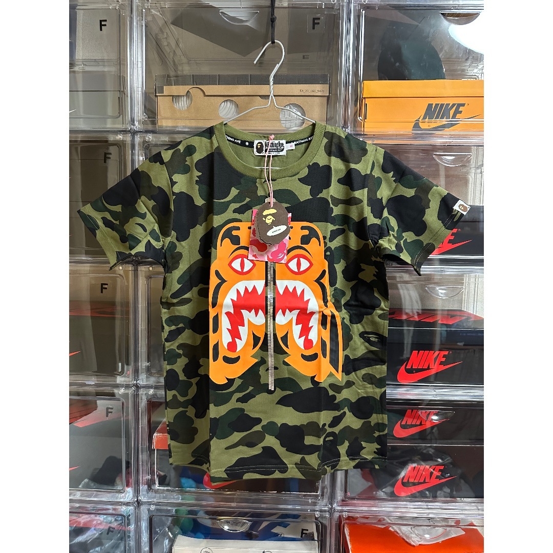 A BATHING APE(アベイシングエイプ)のA bathing ape t shirt レディースのトップス(Tシャツ(半袖/袖なし))の商品写真