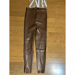 ザラ(ZARA)のZARA フェイクレザースイニーパンツ(カジュアルパンツ)