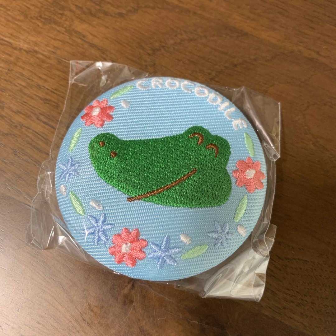 ギンビス(ギンビス)のたべっ子どうぶつ　刺繍缶バッジ　ワニ エンタメ/ホビーのおもちゃ/ぬいぐるみ(キャラクターグッズ)の商品写真