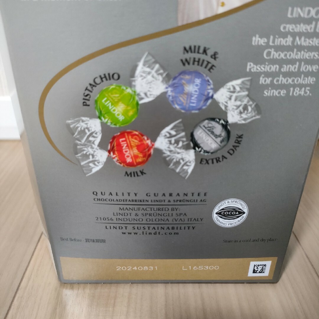 Lindt(リンツ)のリンツリンドールチョコレート シルバー 1箱 食品/飲料/酒の食品(菓子/デザート)の商品写真