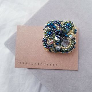 深緑のブローチ　ビーズ刺繍　ブローチ(コサージュ/ブローチ)