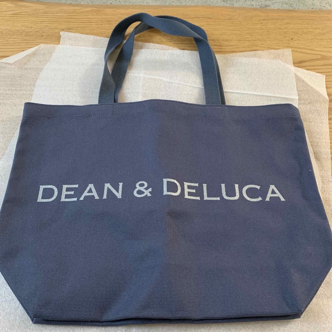 DEAN & DELUCA(ディーンアンドデルーカ)のDEAN & DELUCA　チャリティートートバッグ　ブルーグレー　L レディースのバッグ(トートバッグ)の商品写真