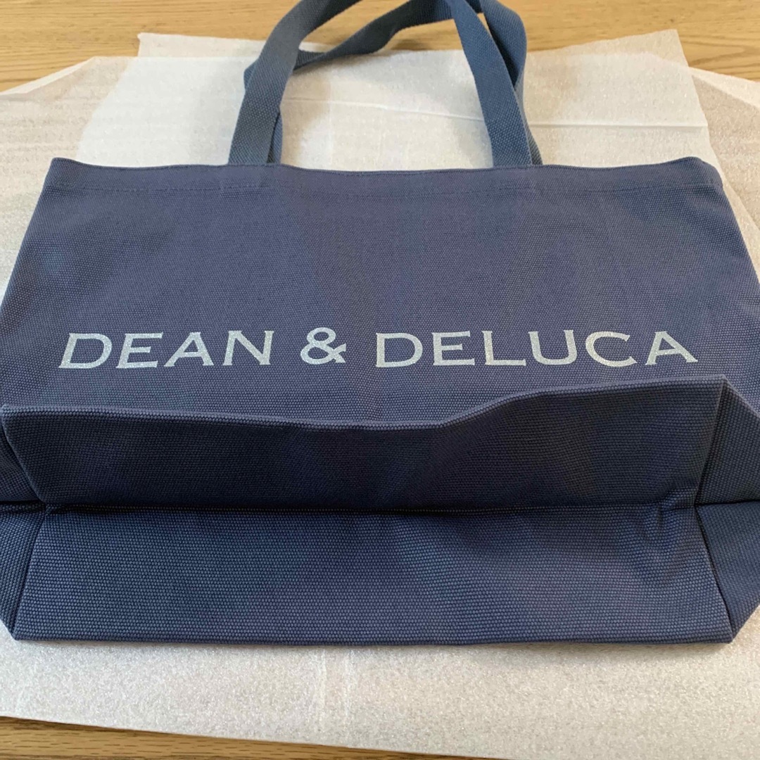 DEAN & DELUCA(ディーンアンドデルーカ)のDEAN & DELUCA　チャリティートートバッグ　ブルーグレー　L レディースのバッグ(トートバッグ)の商品写真