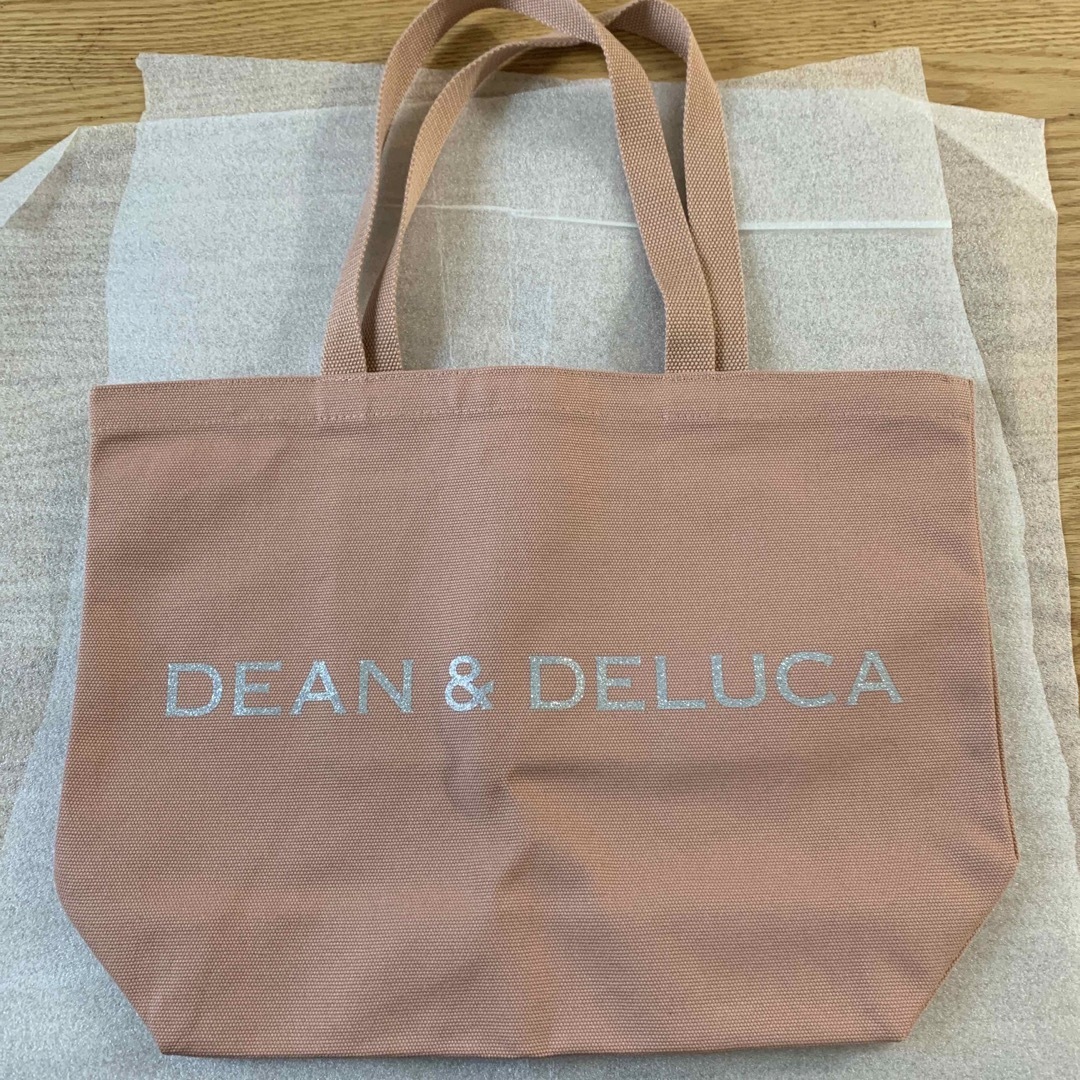 DEAN & DELUCA(ディーンアンドデルーカ)のDEAN & DELUCA　チャリティートートバッグ　コーラル Lサイズ レディースのバッグ(トートバッグ)の商品写真