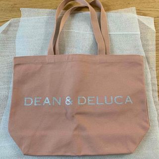 ディーンアンドデルーカ(DEAN & DELUCA)のDEAN & DELUCA　チャリティートートバッグ　コーラル Lサイズ(トートバッグ)