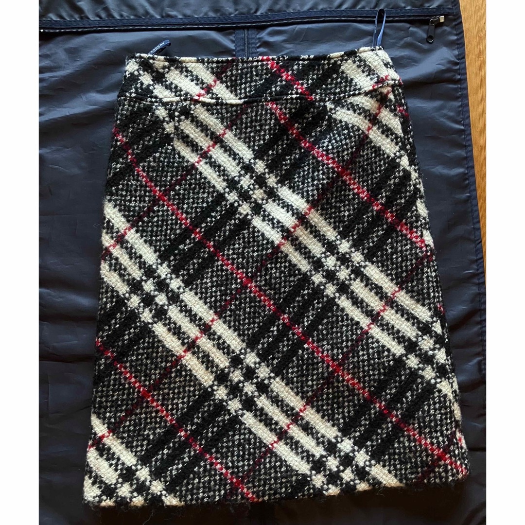 BURBERRY(バーバリー)の赤黒白チェック台形スカート レディースのスカート(ひざ丈スカート)の商品写真