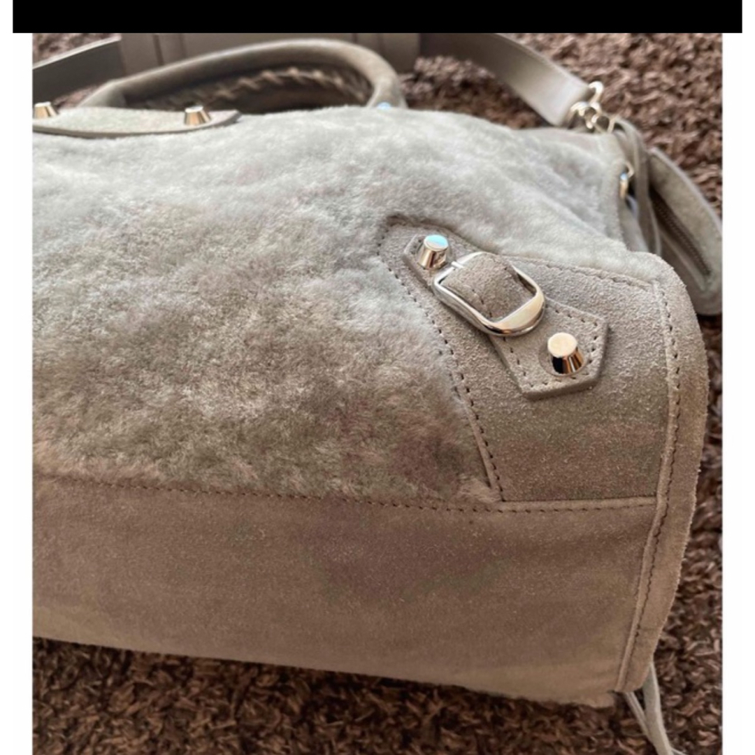 BALENCIAGA BAG(バレンシアガバッグ)のBALENCIAGA バレンシアガ ムートン もこもこ♡ バッグ グレー レディースのバッグ(ショルダーバッグ)の商品写真