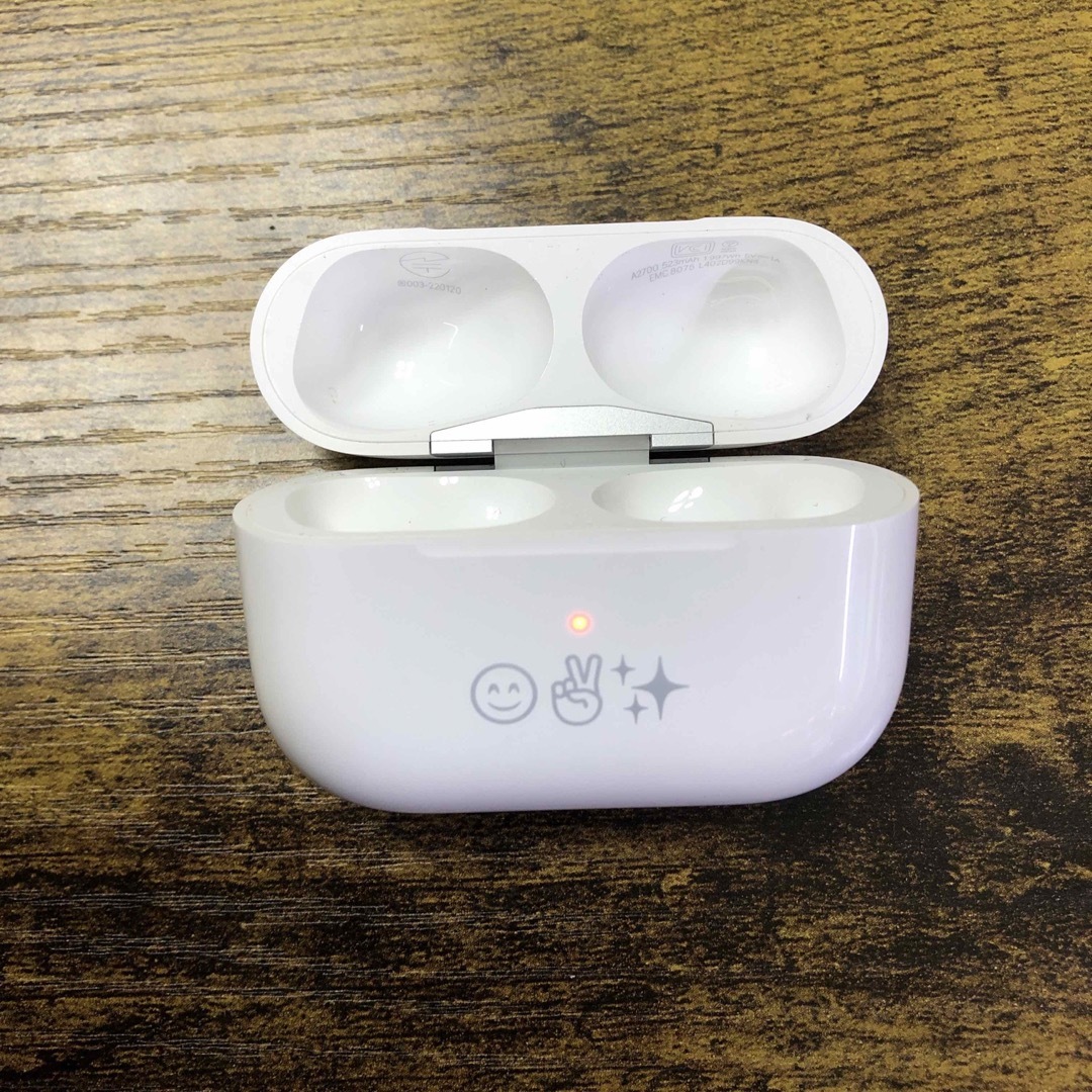 Apple - AirPods Pro 第2世代 充電ケース lightning A2700の通販 Apple - AirPods Pro 第2世代 充電ケース lightning A2700の通販